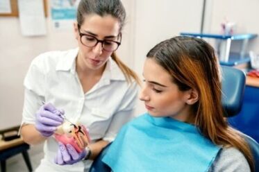 A doctor is explaining the dental exam result to her patient in Scottsdale, AZ.
